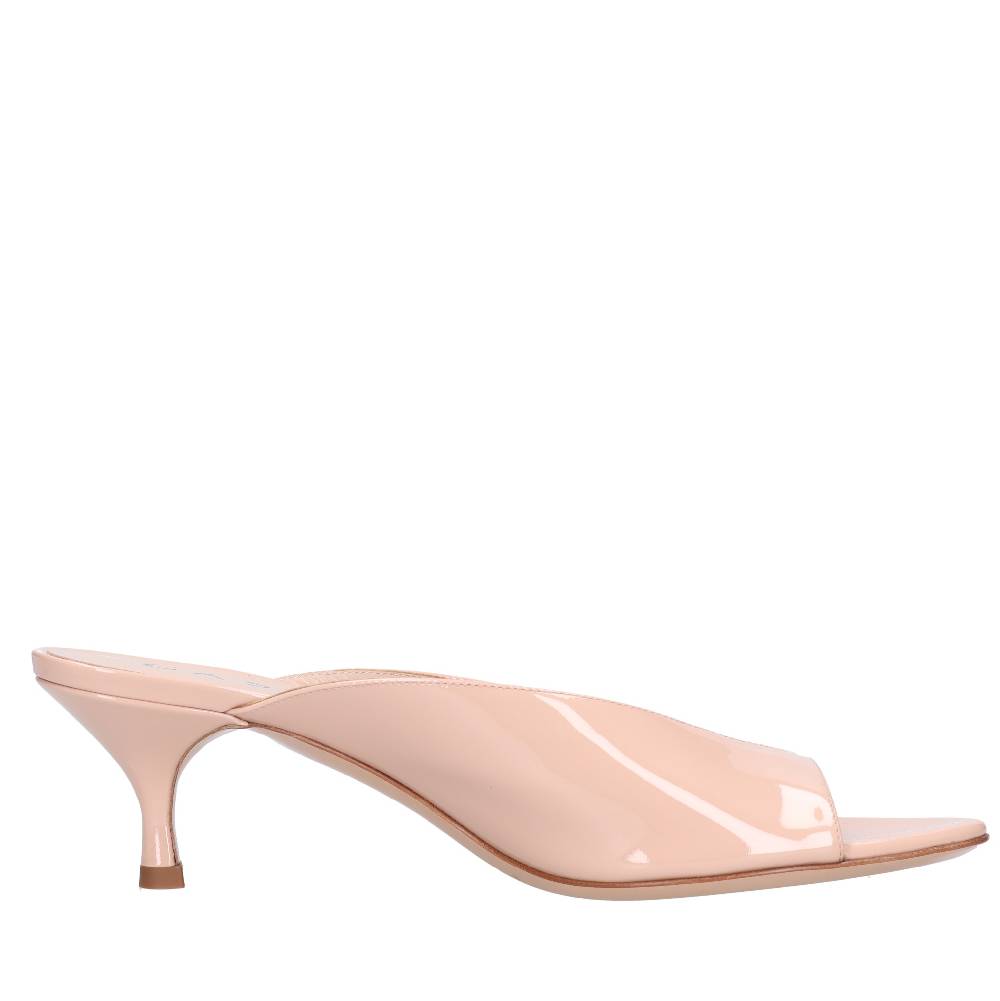 CASADEI Mules in vernice Offerta