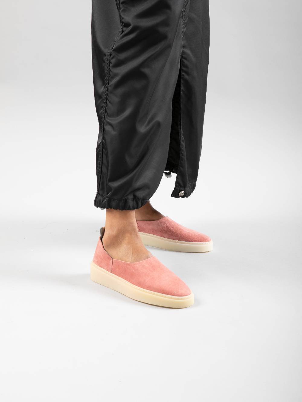 Officine Creative MUSKRAT 101 Sneaker in Pelle Scamosciata Rosa In Vendita