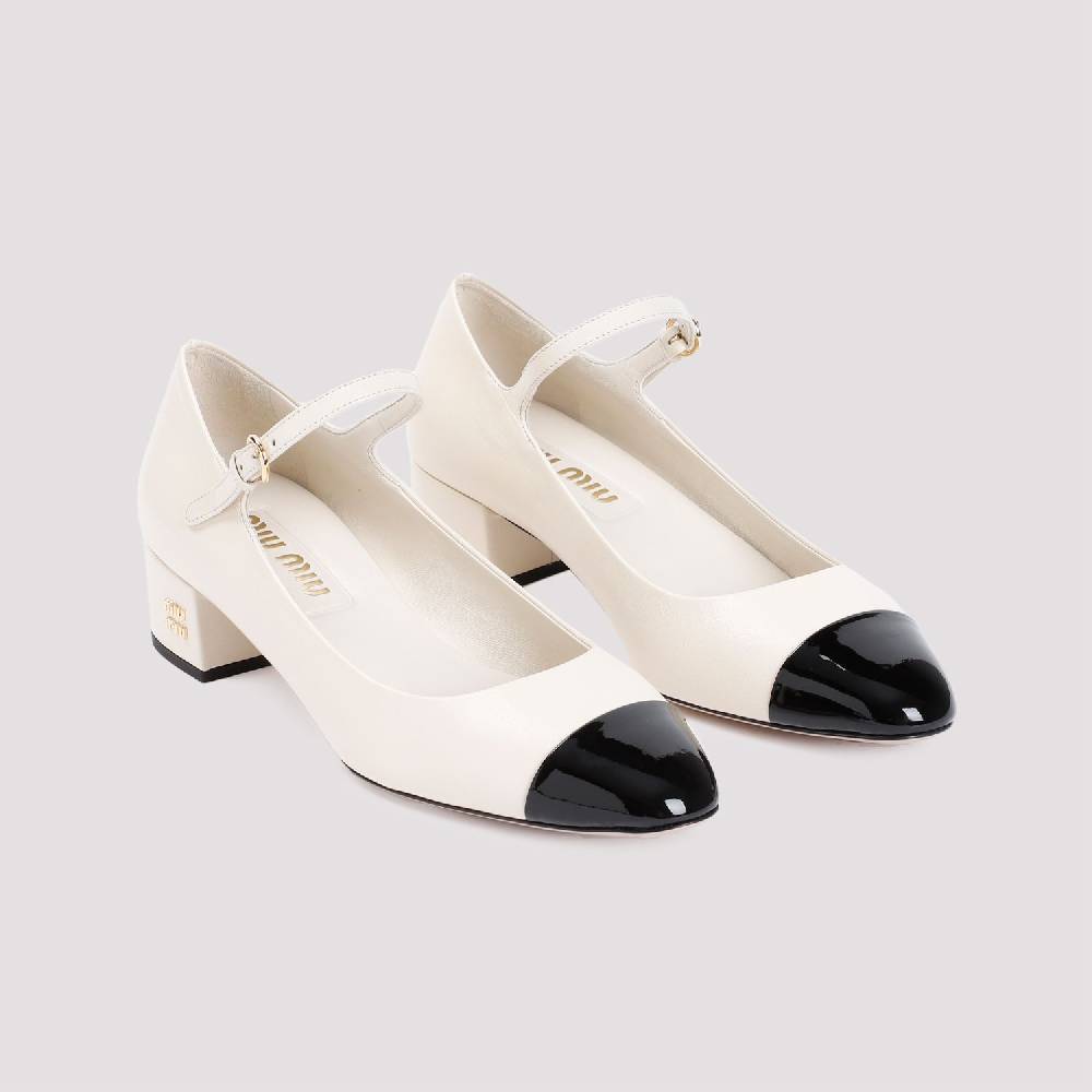 MIU MIU  Decollete in Pelle Color Nude MIU MIU con Tacco Logo Metallico Consegna Veloce