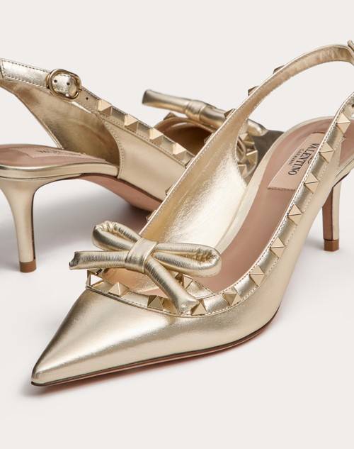 Red Valentino DÉCOLLETÉ SLINGBACK ROCKSTUD BOW IN NAPPA LAMINATA E BORCHIE IN TONO 60MM Limitato a 3 giorni