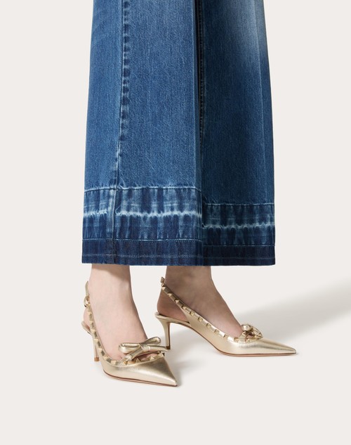 Red Valentino DÉCOLLETÉ SLINGBACK ROCKSTUD BOW IN NAPPA LAMINATA E BORCHIE IN TONO 60MM Limitato a 3 giorni