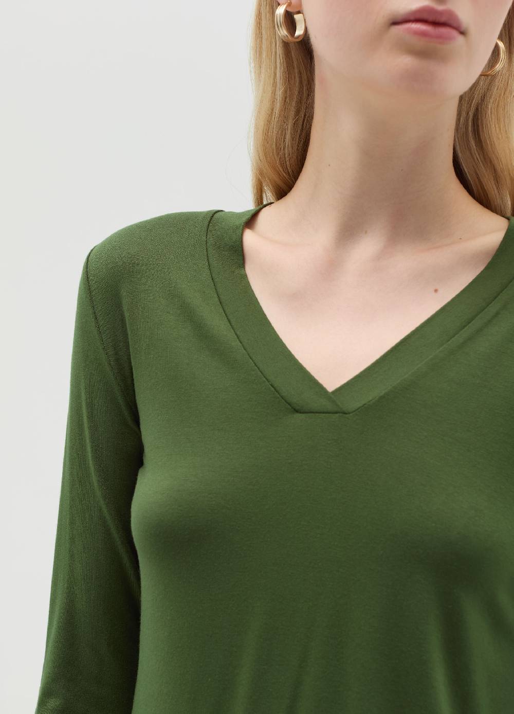 OVS T-shirt in viscosa stretch con scollo a V Nuova