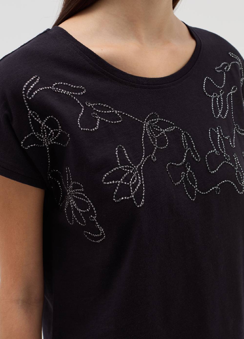 OVS T-shirt con ricamo floreale In Linea