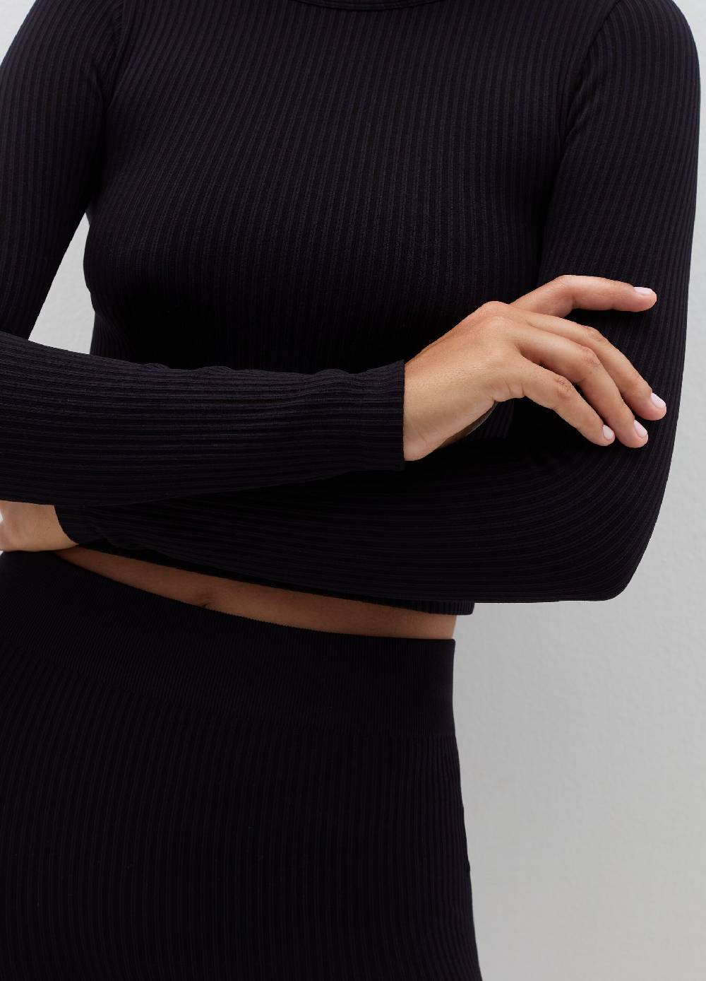 B. ANGEL T-shirt crop a costine con maniche lunghe In Linea