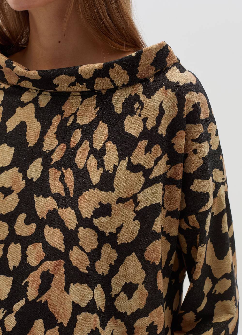 HYBRID Blusa animalier con scollo ad anello In Vendita