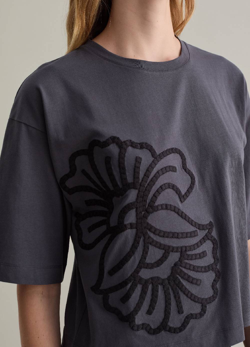 PIOMBO T-shirt over con ricamo floreale Fino al 50% di sconto