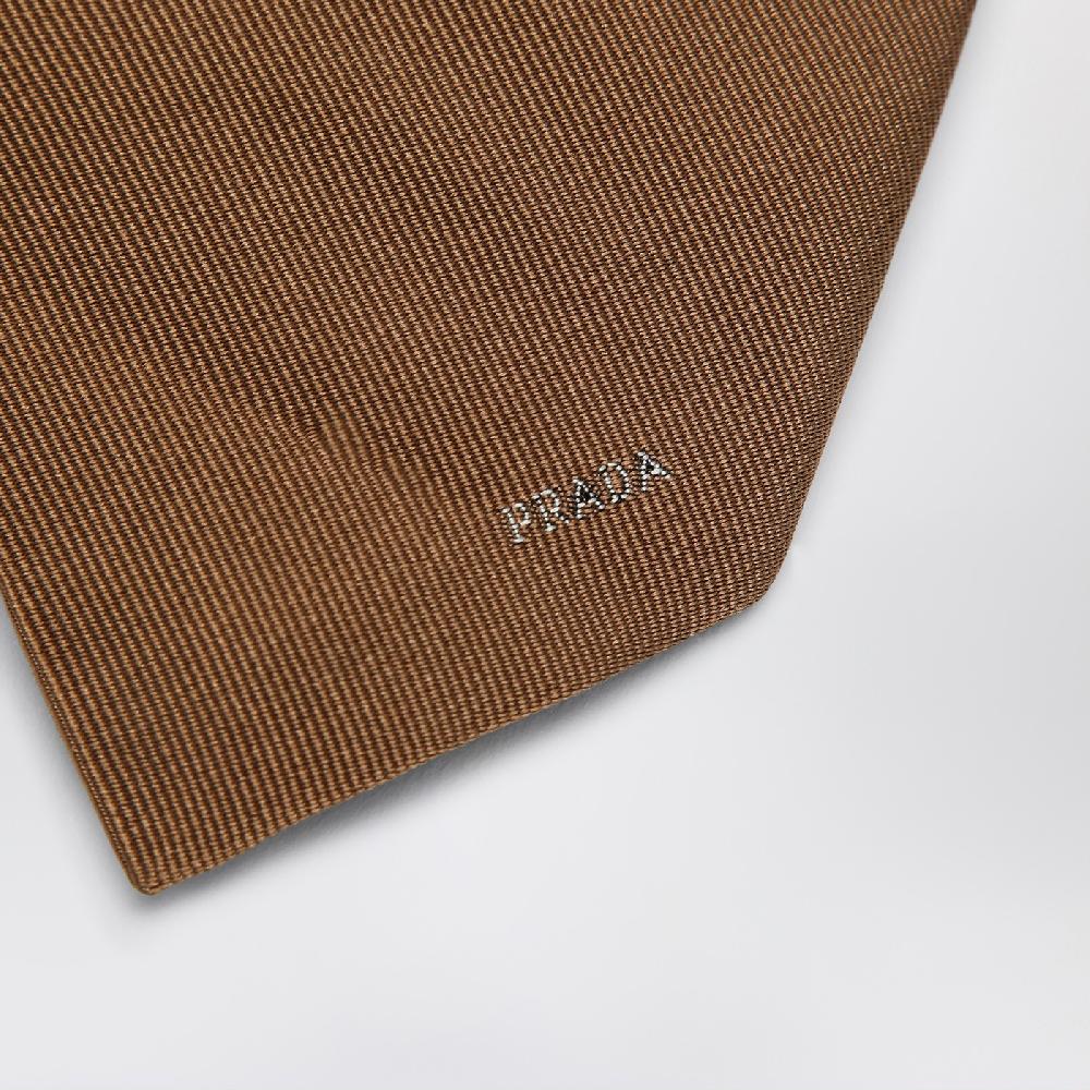 Prada Cravatta color caramello in seta con logo Promozione Limitata