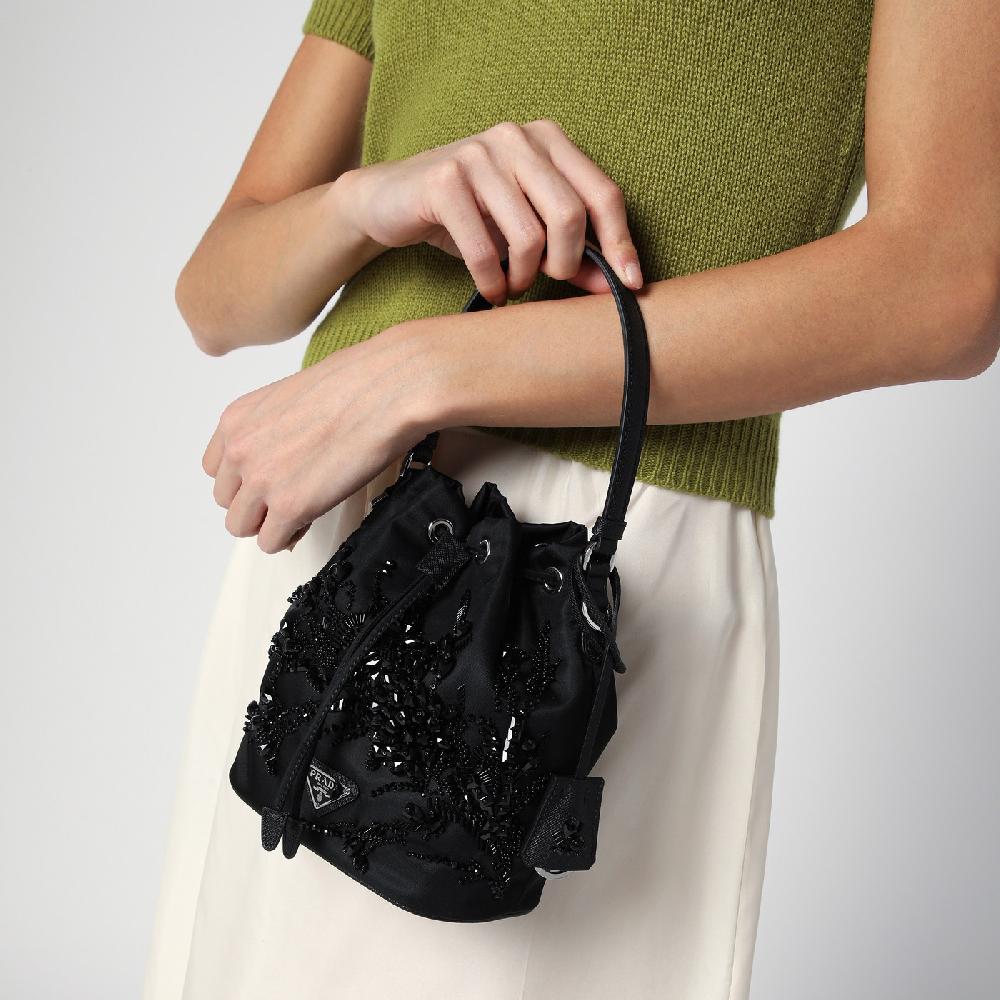 Prada Mini borsa nera in Re-Nylon con ricami Vendita Economica