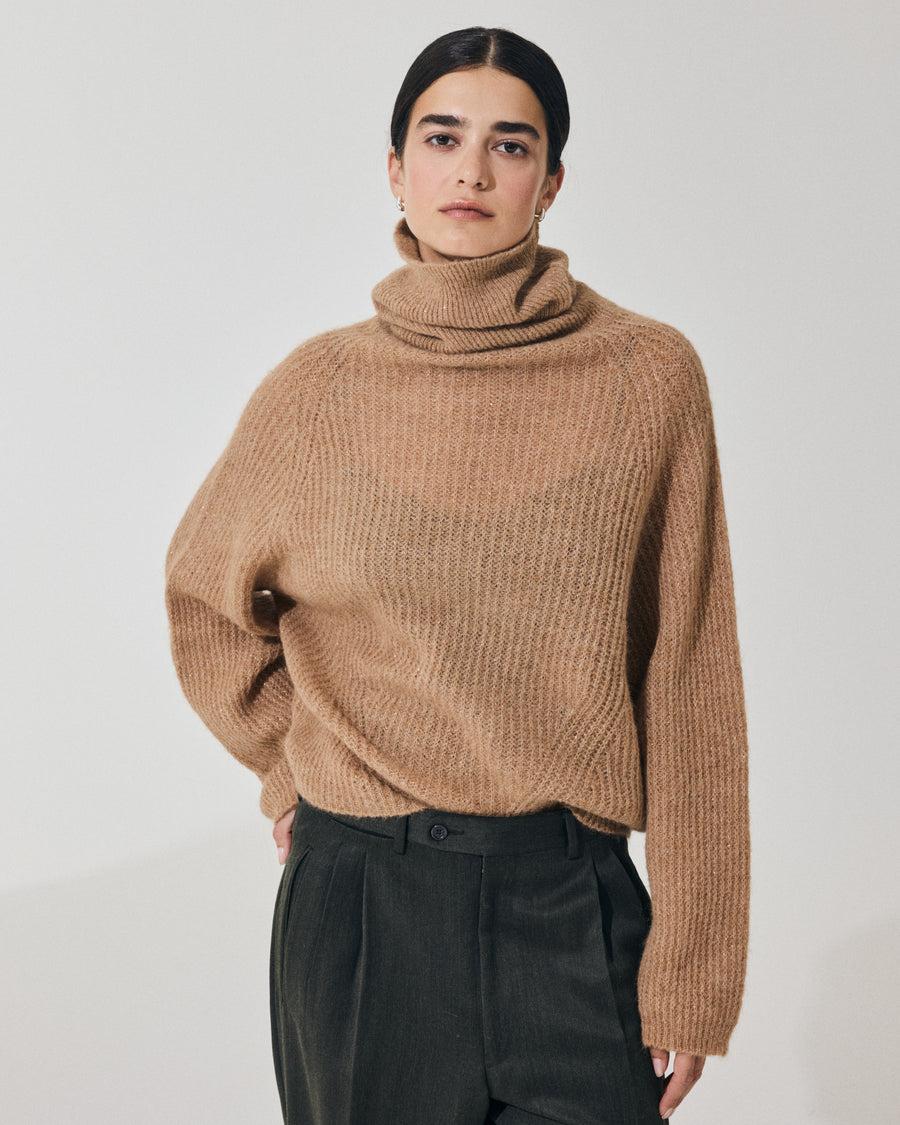 Scaglione TURTLE NECK RAGLAN GLITTER CARAMEL Convenienza