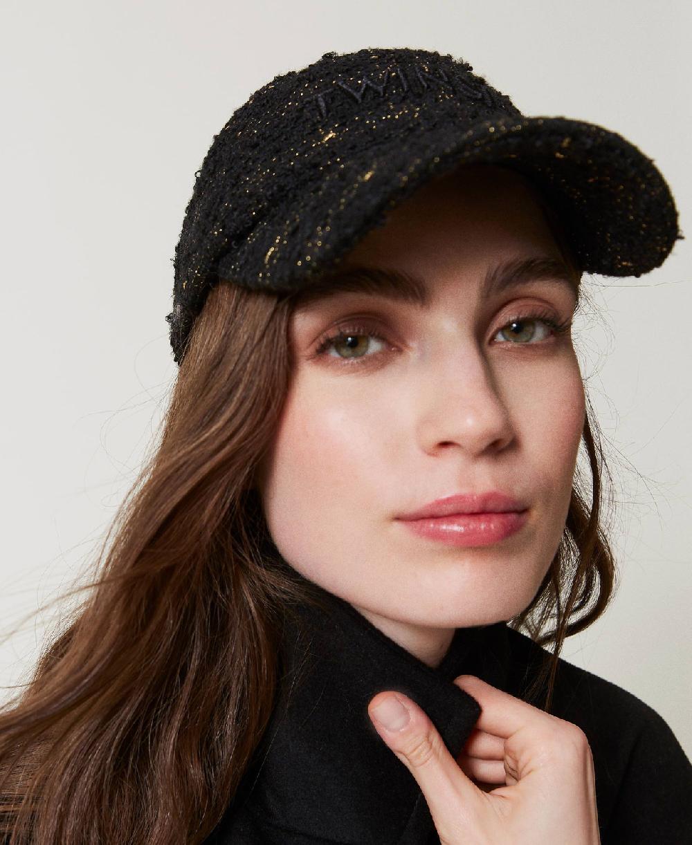 Scee by twin set Cappello da baseball bouclé con logo Fino al 55% di sconto