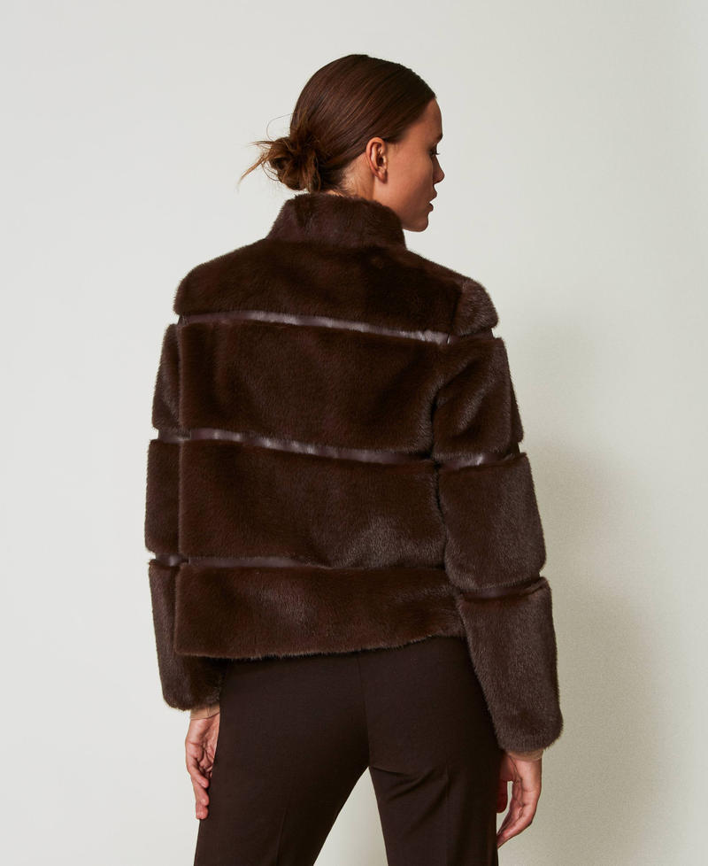 Scee by twin set Cappotto corto in faux fur con intarsi Esporta salva