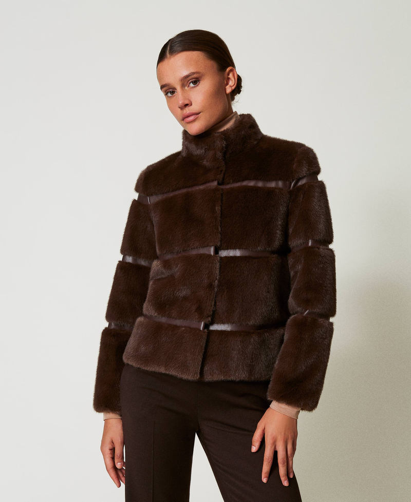 Scee by twin set Cappotto corto in faux fur con intarsi Esporta salva
