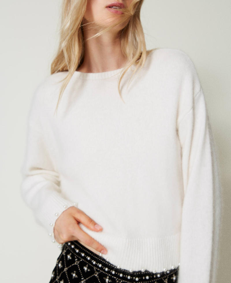 Scee by twin set Maglia cropped in misto angora con perle Sconto