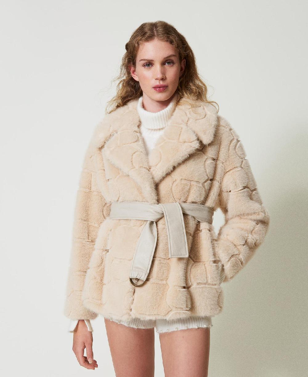 Scee by twin set Cappotto corto in faux fur con Oval T Offerta settimanale