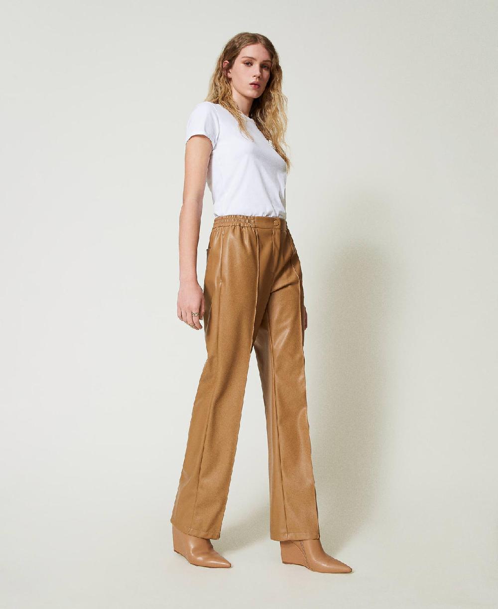 Scee by twin set T-shirt fitted con spilla crochet Offerte speciali