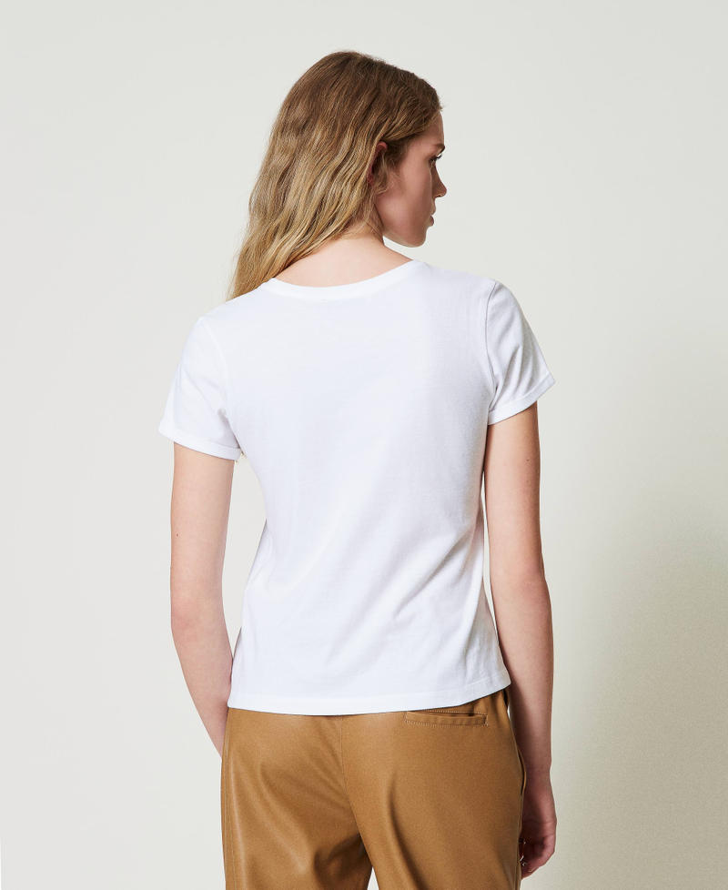 Scee by twin set T-shirt fitted con spilla crochet Offerte speciali