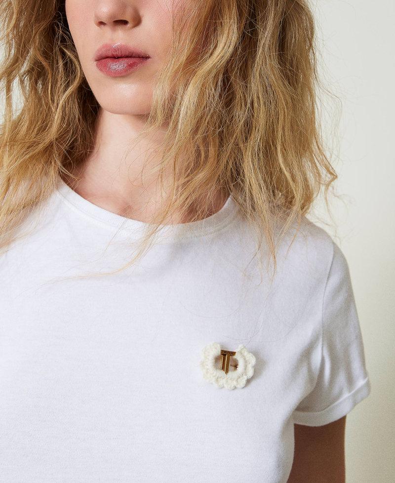 Scee by twin set T-shirt fitted con spilla crochet Offerte speciali