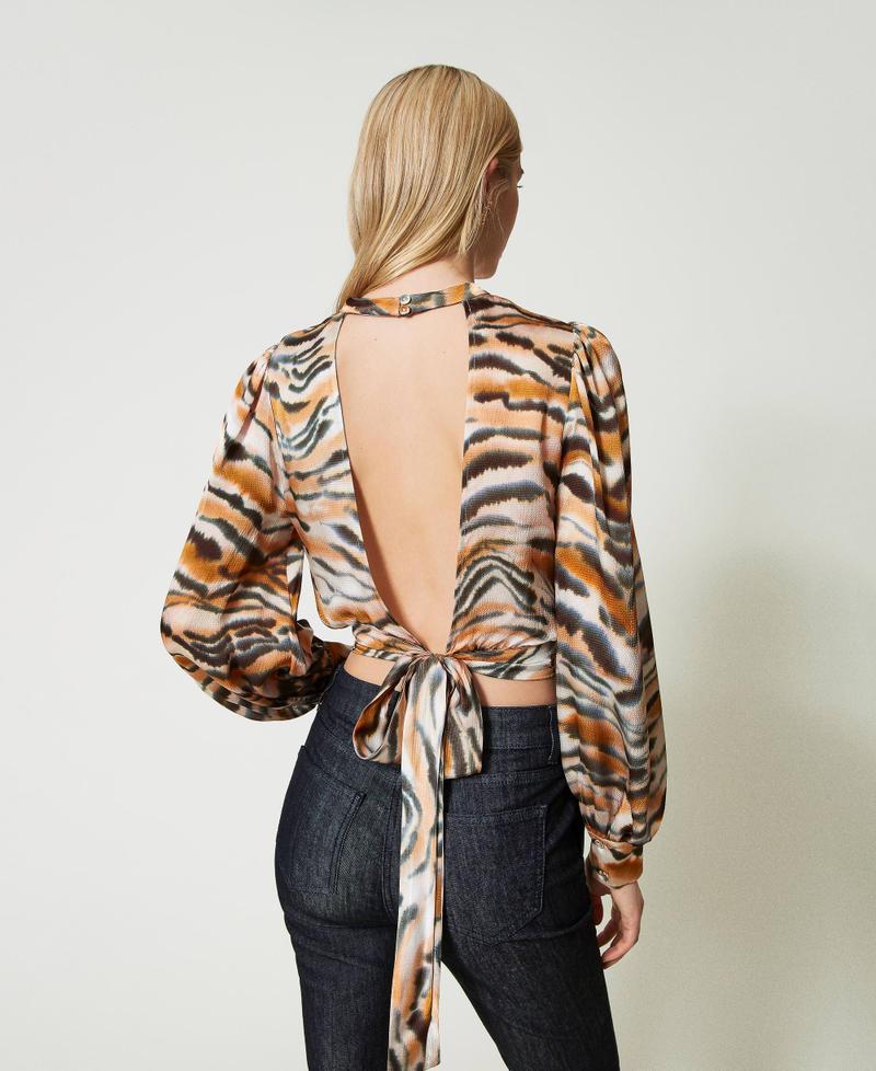 Scee by twin set Blusa cropped in raso animalier 50% di sconto con spedizione gratuita
