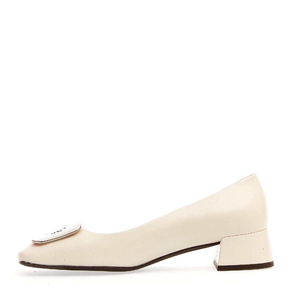 Sorelle Perego Pump pelle panna fibbia logo argento tacco 40 Saldi