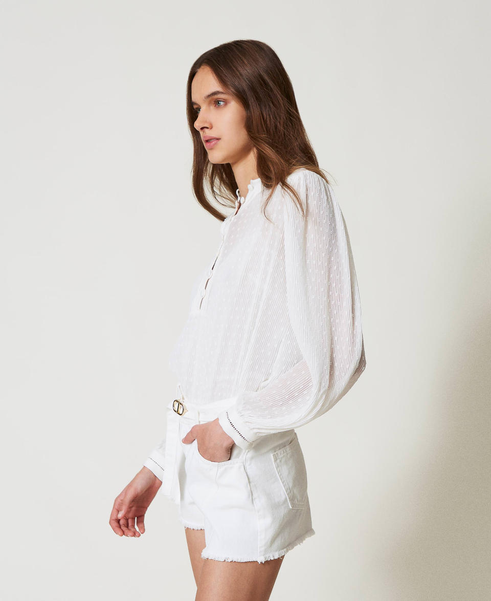 Twin Set Shorts in white bull con cintura Oval T Spedizione gratuita
