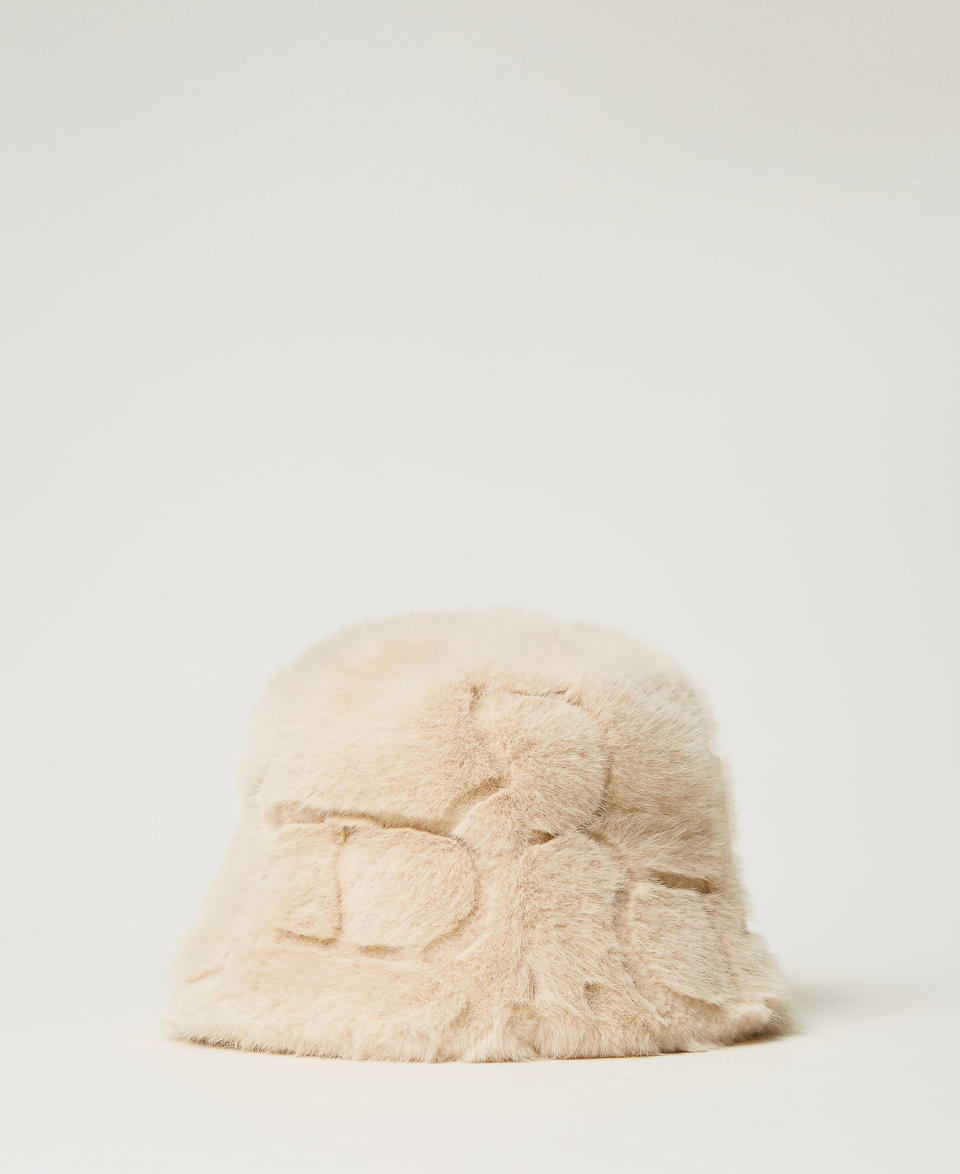 Twin Set Cappello bucket in faux fur con logo Sostegno trimestrale