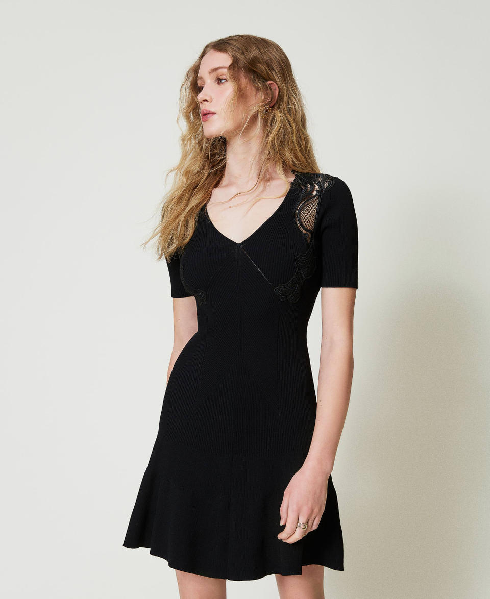 Twin Set Abito corto in maglia con pizzo Fornitura limitata