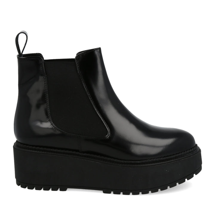Uma Parker Glossy Beatles Wedge 2025