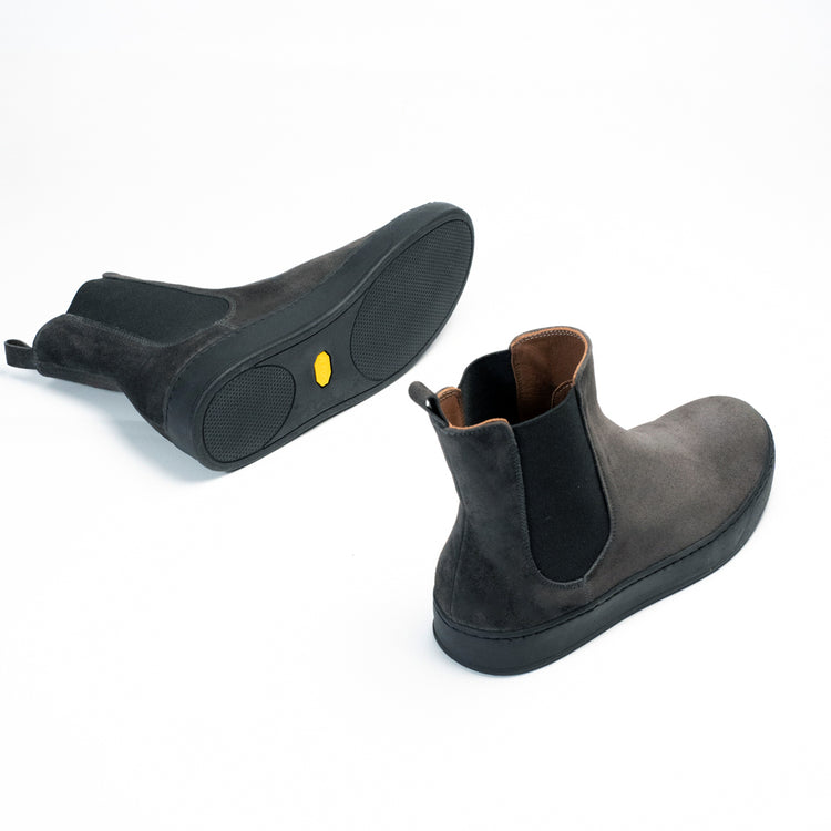 Via Mercanti Arturo Asphalt - Stivaletto alla caviglia Chelsea Beatles per uomo. – VIAMERCANTI 2025